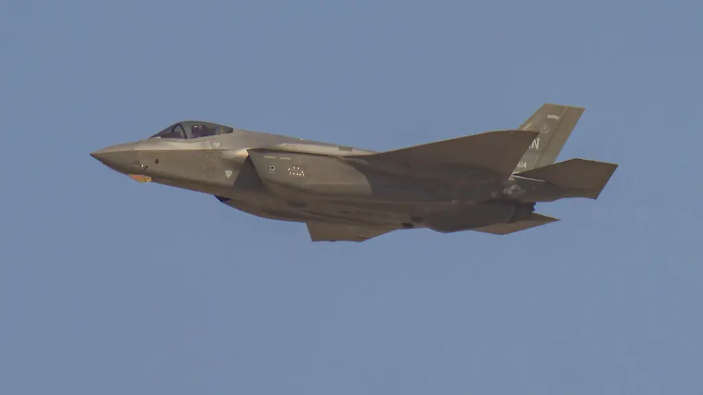 Symbolfoto-und-Themenfoto-des-F-35-Kampfjet-und-Kampfflugzeug-bei-seiner-Flugshow-und-des-Flying-Display-im-Rahmen-der-Dubai-Airshow-2025