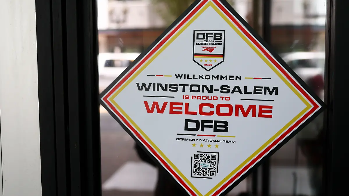 Ein-Aufkleber-auf-der-Tuer-zu-einem-Cafe-heisst-die-Deutsche-Nationalmannschaft-willkommen-Am-Montag-08-06-wird-die-Deutsche-Nationalmannschaft-ihr-Mannschaftsquartier-fuer-die-Vorrunde-in-der-Stadt-beziehen