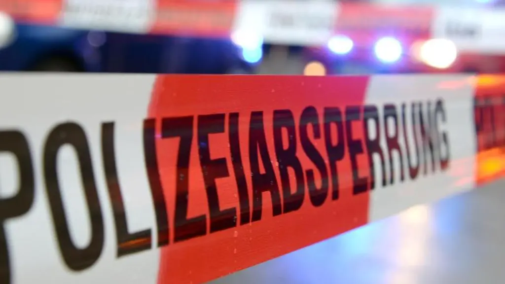 Ein-Flatterband-mit-der-Aufschrift-Polizeiabsperrung