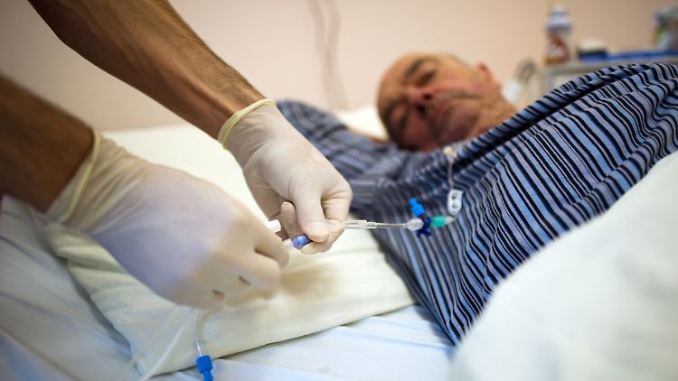 Dieser Patient muss nach einer Darmkrebserkrankung künstlich ernährt werden.