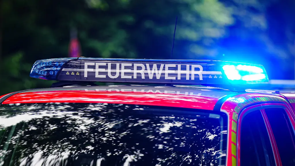 Aufschrift-Feuerwehr-auf-Feuerwehrauto-mit-Blaulicht-Symbolfoto-Blaulicht-08-06