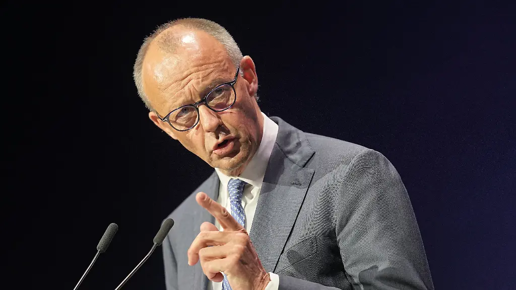 Bundeskanzler-Friedrich-Merz-CDU-spricht-bei-der-Konferenz-ZVEI-eSummit-zur-Anwendung-von-KI-in-der-Elektro-und-Digitalindustrie