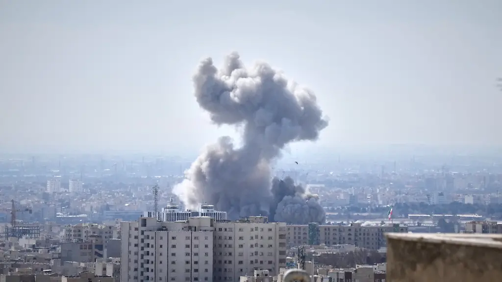 Eine-Rauchwolke-steigt-am-1-3-2026-nach-einer-Explosion-in-Teheran-auf-Die-USA-und-Israel-haben-am-Vortag-mit-den-Angriffen-auf-den-Iran-begonnen