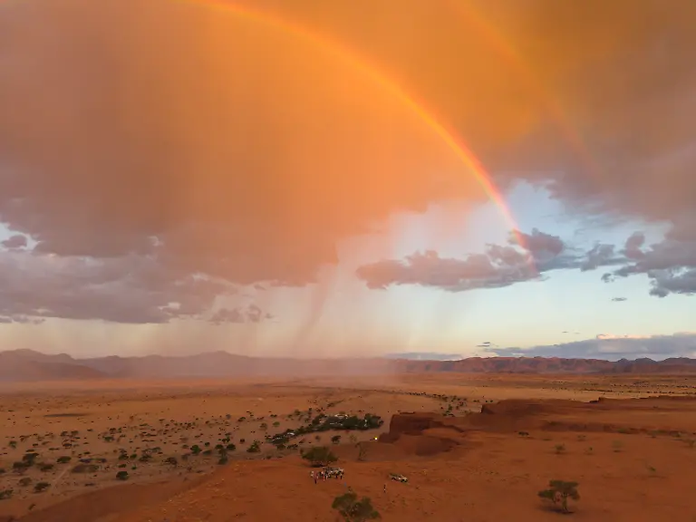 Ein-seltener-Doppelregenbogen-ziert-bei-Sonnenuntergang-den-Himmel-ueber-der-Namib-Desert-Lodge-Gondwana-Collection-nahe-Solitaire-Hardap-Namibia