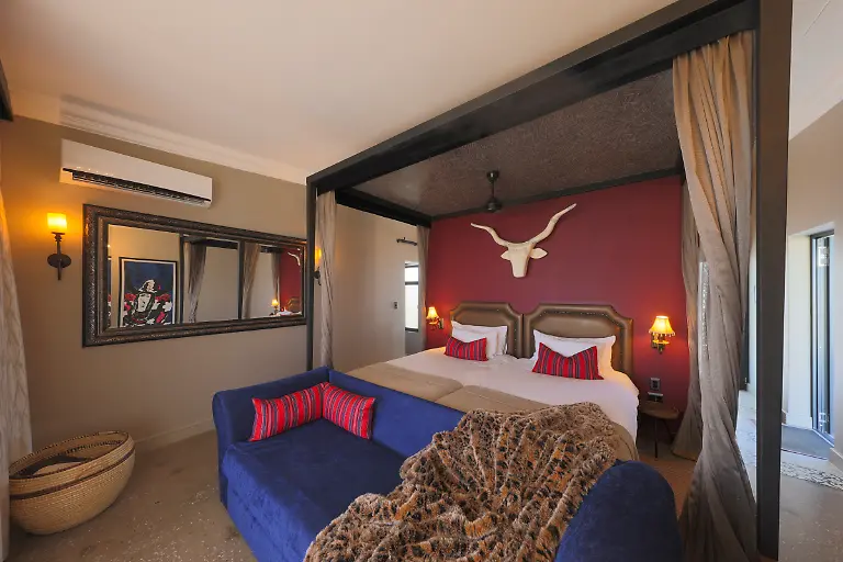 Innenansicht-eines-privaten-Chalets-in-der-stilvollen-Etosha-King-Nehale-Lodge-Gondwana-Collection-nahe-dem-Etosha-Nationalpark-Oshikoto-Namibia
