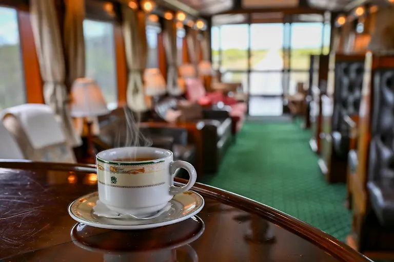 Detail-einer-Kaffeetasse-im-Aussichtswagen-mit-Freiluftbalkon-an-Bord-des-luxurioesen-Boutique-Zuges-African-Explorer-von-Rovos-Rail-Lernidee-Erlebnisreisen-nahe-Karibib-Erongo-Namibia