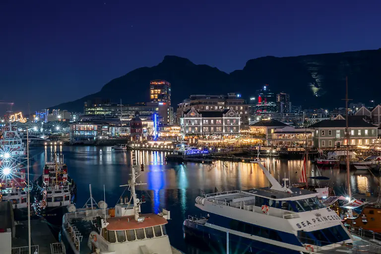 Boote-im-Hafen-an-der-Victoria-Albert-Waterfront-mit-dem-beleuchteten-Tafelberg-bei-Nacht-Kapstadt-Westkap-Suedafrika