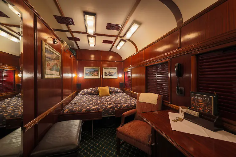 Royal-Suite-an-Bord-des-luxurioesen-Boutique-Zuges-African-Explorer-von-Rovos-Rail-Lernidee-Erlebnisreisen-Kapstadt-Westkap-Suedafrika
