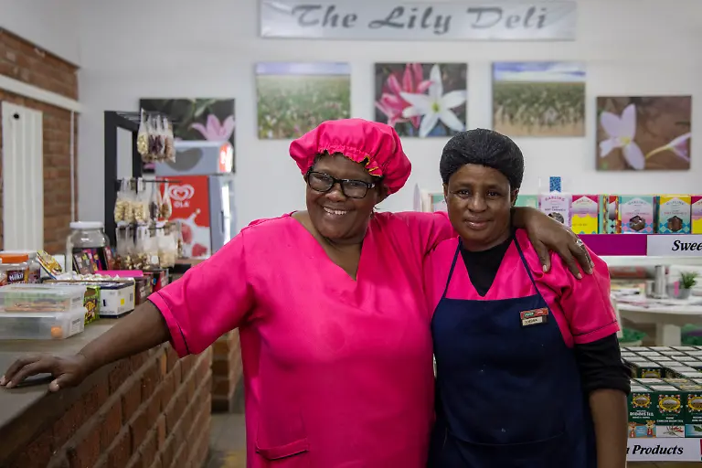 Die-froehlichen-Inhaber-des-Rastplatzes-The-Lily-Deli-im-Ortszentrum-von-Maltahoehe-Hardap-Namibia