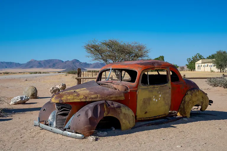 Rostiger-Oldtimer-an-der-beruehmten-Tankstelle-Gaststaette-und-Baeckerei-Solitaire-Solitaire-Hardap-Namibia
