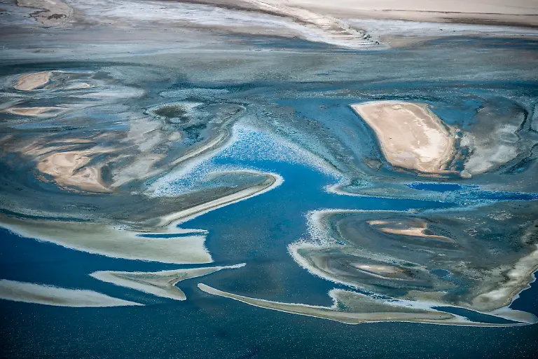 Luftaufnahme-von-Salzpfannen-in-einer-Lagune-entlang-der-suedatlantischen-Kueste-aufgenommen-waehrend-eines-Rundflugs-nahe-Walvis-Bay-Erongo-Namibia