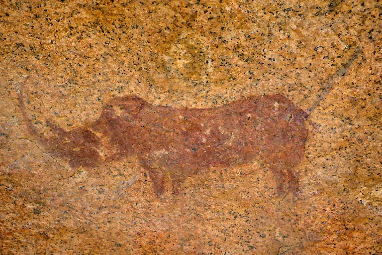Felsmalerei-Petroglyphe-die-ein-Nashorn-darstellt-unter-einem-Hoehlenueberhang-am-Spitzkoppe-Berg-im-Spitzkoppe-Naturreservat-Spitzkoppe-Erongo-Namibia