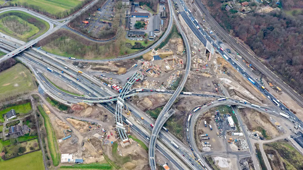 Das-Autobahnkreuz-Kaiserberg-in-Duisburg-Aufnahme-mit-einer-Drohne