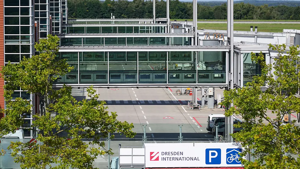 Vorsorglich-war-auch-die-Flughafenfeuerwehr-des-Dresdener-Airports-im-Einsatz