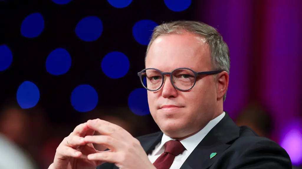 Mario-Voigt-CDU-Ministerpraesident-von-Thueringen-sitzt-in-der-Diskussionsrundebei-den-Medientagen-Mitteldeutschland