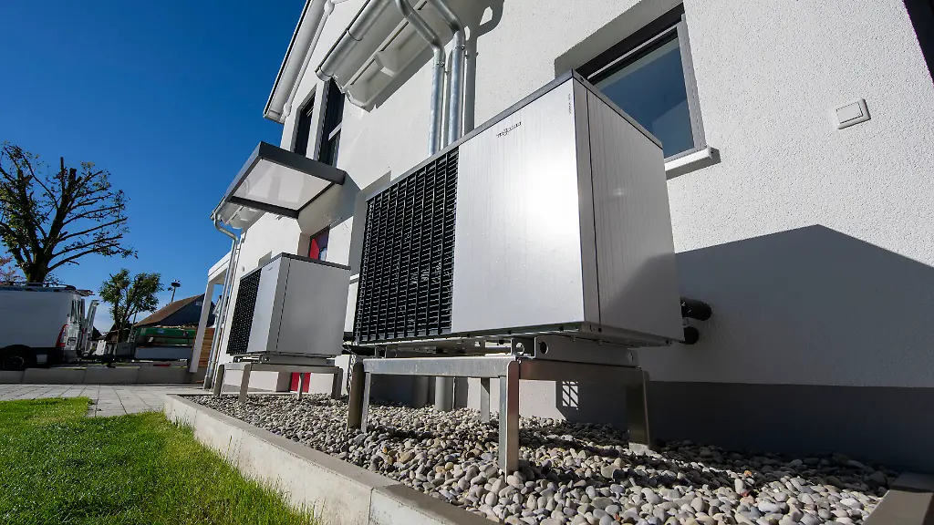 01-11-2024-Heizen-mit-der-Waermepumpe-An-einem-Neubau-Wohnhaus-in-Pfaffenhausen-Allgaeu-ist-eine-Luft-Wasser-Waermepumpe-fuer-die-Aussenaufstellung-installiert-von-der-Firma-Viessmann-platziert-neben-der-Eingangstuere