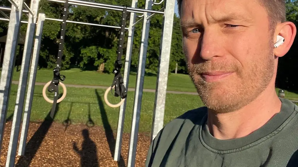 Ran-an-die-Ringe-Beim-Training-im-Fitnesspark-haenge-ich-mich-richtig-rein