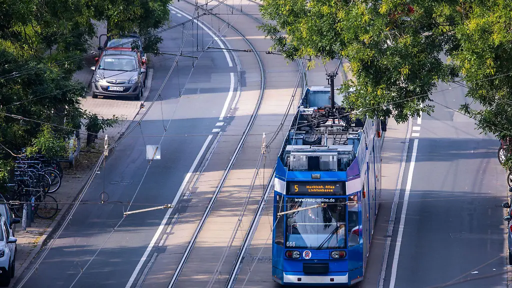 Nach-dem-Zusammenstoss-mit-einer-Strassenbahn-in-Rostock-ist-ein-88-Jaehriger-gestorben