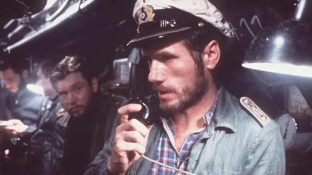 Das-Boot-5-Szene-mit-dem-Alten-U-Boot-Kommandant-JUeRGEN-PROCHNOW-und-im-Hintergrund-BERND-TAUBER
