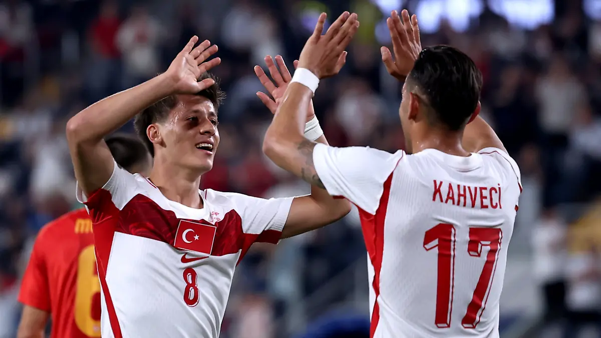 01-06-2026-Tuerkei-Istanbul-Fussball-Maenner-Laenderspiele-Tuerkei-Nordmazedonien-Der-tuerkische-Nationalspieler-Arda-Gueler-l-und-sein-Teamkollege-Irfan-Can-Kahveci-feiern-ein-Tor
