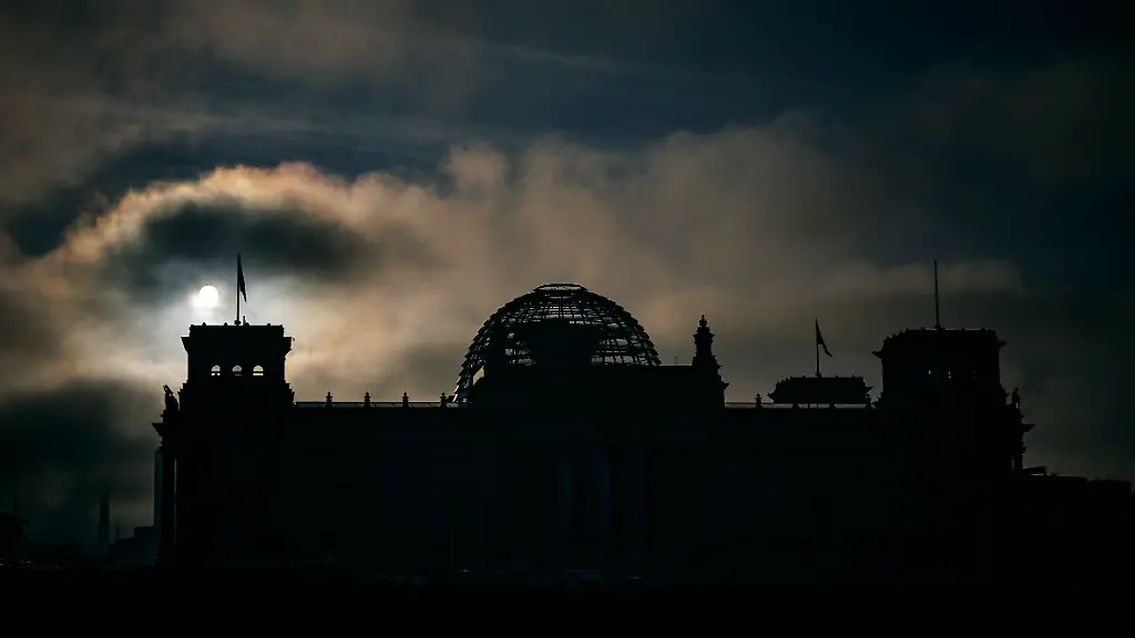 Blick-auf-das-Reichstagsgebaeude-am-fruehen-Morgen-Berlin-09-04-2026