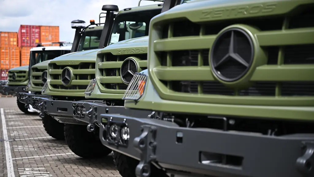 Fuer-das-Militaer-ausgestatte-Laster-vom-Typ-Zetros-stehen-vor-einer-Produktionshalle-eines-Lkw-Montagewerks-von-Mercedes-Benz-Trucks-in-Woerth-am-Rhein