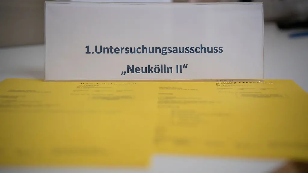 Im-Vorfeld-einer-Sitzung-des-Untersuchungsausschusses-zum-Neukoelln-Komplex-steht-ein-Schild-auf-einem-Tisch