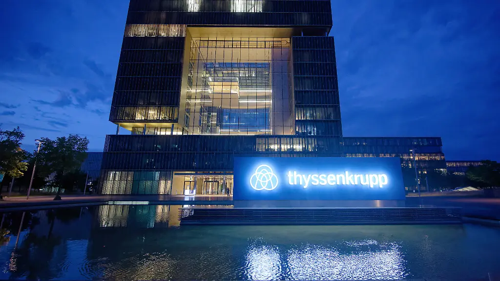 Ein-Schild-mit-dem-Logo-des-Industriekonzerns-Thyssenkrupp-steht-vor-der-Konzernzentrale-Am-08-08-2025-findet-online-die-ausserordentliche-Hauptversammlung-des-Industriekonzerns-statt