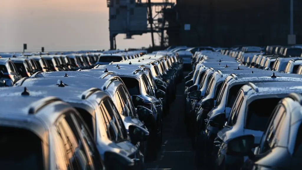 Eng-an-Eng-stehen-zahlreiche-Autos-auf-der-Verladepier