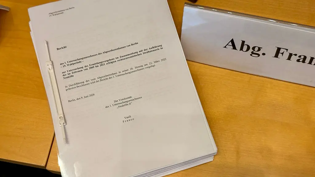 Der-Abschlussbericht-des-Untersuchungsausschusses-zu-rechtsextremer-Anschlagsserie-in-Neukoelln-liegt-auf-dem-Tisch