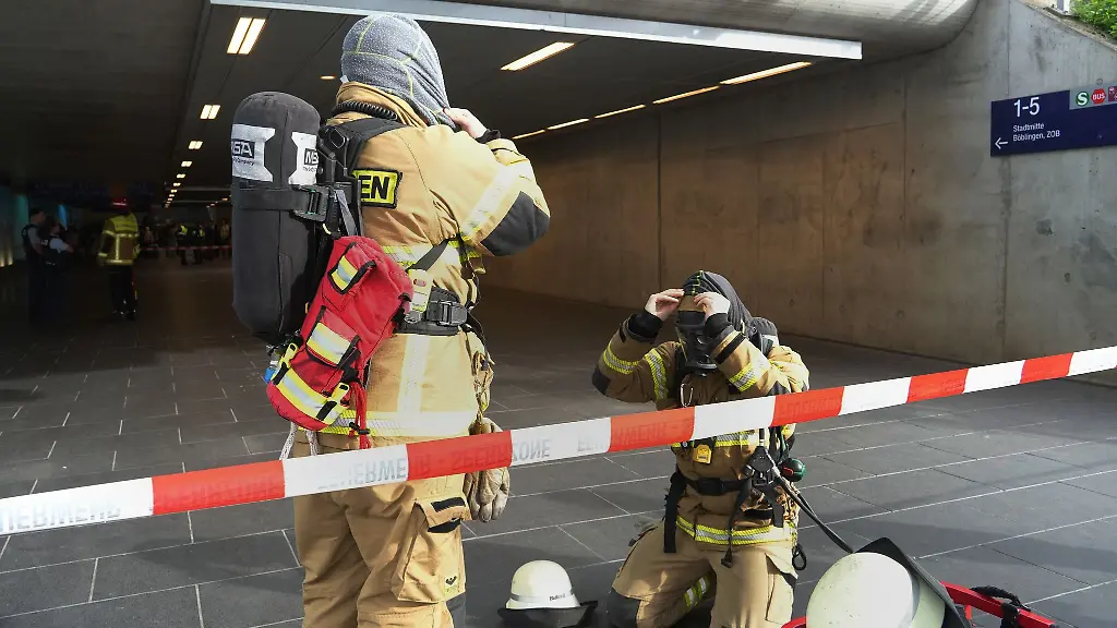 Einsatzkraefte-mit-Atemschutz-waren-an-dem-Bahnhof-aktiv