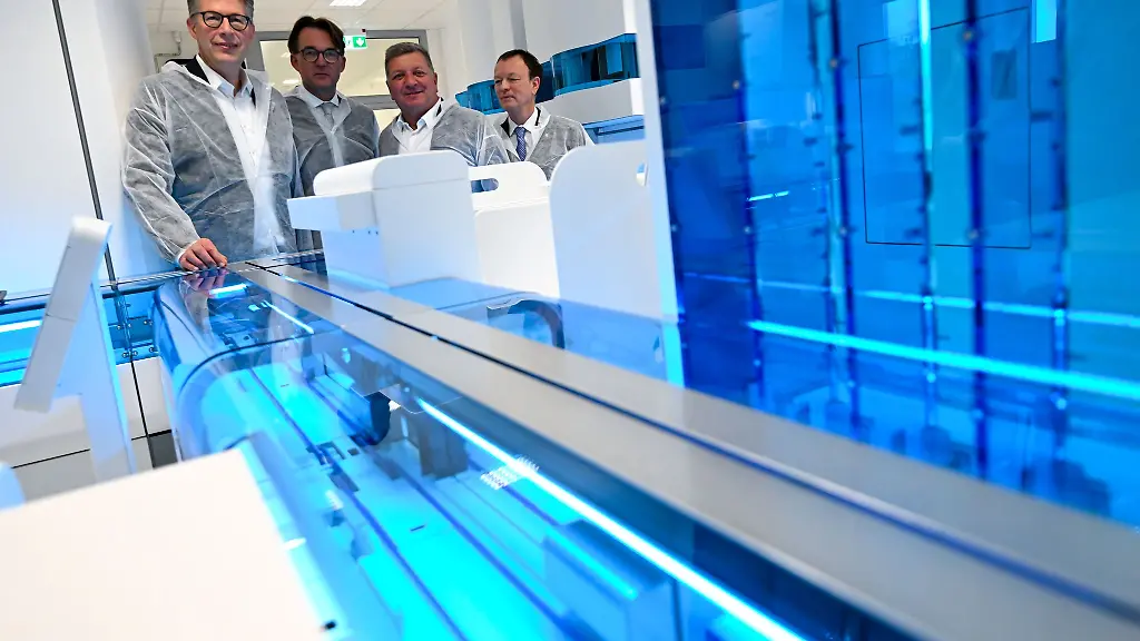 Die-Minister-Blume-und-Bernreiter-machen-sich-ein-Bild-von-dem-neuen-Diagnostikzentrum-an-der-LMU