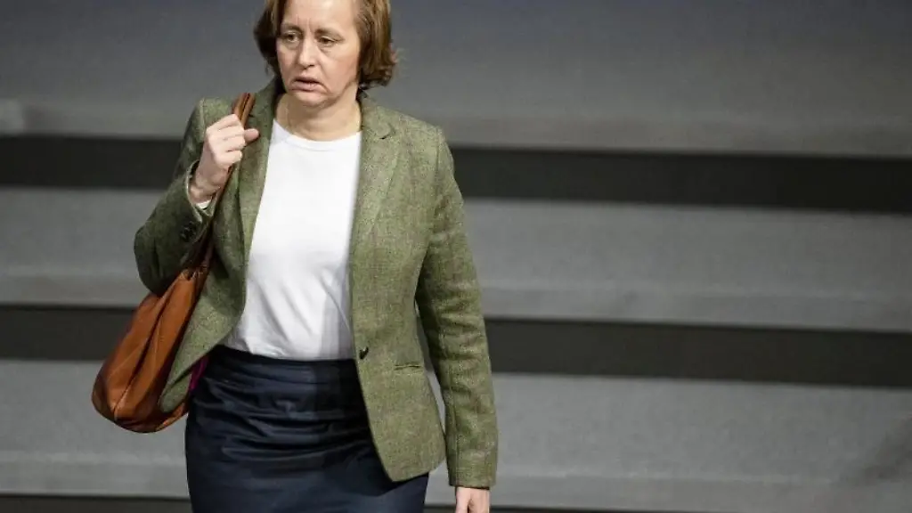 AfD-Politikerin-Beatrix-von-Storch-kommt-zu-einer-Sitzung-im-Bundestag