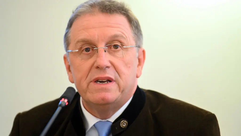Mehrere-CSU-Bezirksraete-in-Oberfranken-haben-einen-AfD-Antrag-zur-Ehrung-eines-AfD-Politikers-unterstuetzt