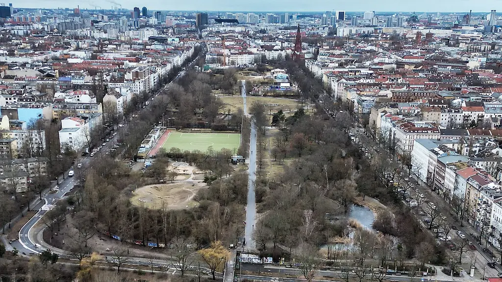 Die-Goerlitzer-Bahnbruecken-vom-Goerlitzer-Park-nach-Treptow-sollen-nach-neuen-Plaenen-als-Fuss-und-Radwege-erhalten-bleiben