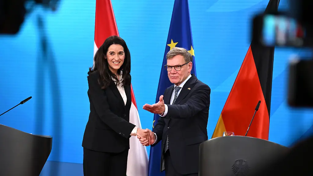 Johann-Wadephul-r-CDU-Aussenminister-empfaengt-seine-ungarische-Amtskollegin-Anita-Orban-Aussenministerin-von-Ungarn-im-Auswaertigen-Amt-in-Berlin-und-haelt-eine-Pressekonferenz