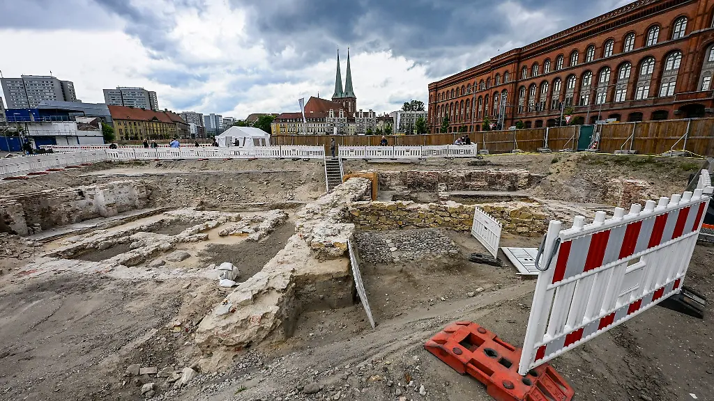 Archaeologen-entdeckten-den-Steinkeller-eines-bislang-unbekannten-Gebaeudes-aus-dem-Spaetmittelalter