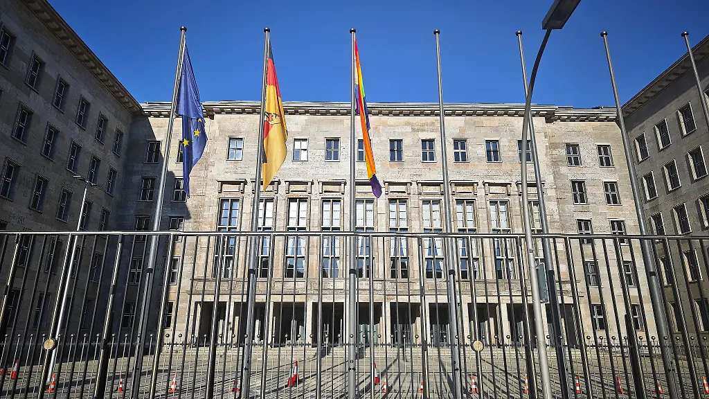 Berlin-Deutschland-Bundesfinanzministerium-International-Day-against-Homophobia-Biphobia-Interphobia-Transphobia-and-Acephobia-Regenbogenflaggen-sind-gehisst-Der-17-Mai-wird-von-homosexuellen-spaeter-auch-bisexuellen-trans-intergeschlechtlichen-und-asexuellen-Menschen-als-Aktionstag-begangen