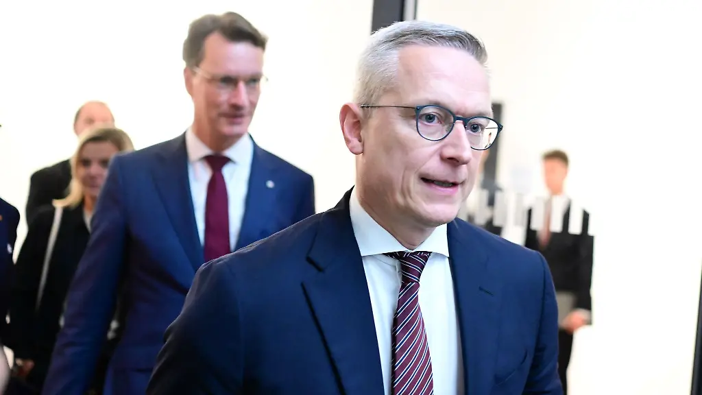 Nordrhein-Westfalens-Ministerpraesident-Hendrik-Wuest-und-Bundesdigitalminister-Karsten-Wildberger-beide-CDU-wollen-den-Staat-modernisieren-Kommunen-entlasten-und-Buergern-mehr-Eigenverantwortung-zutrauen