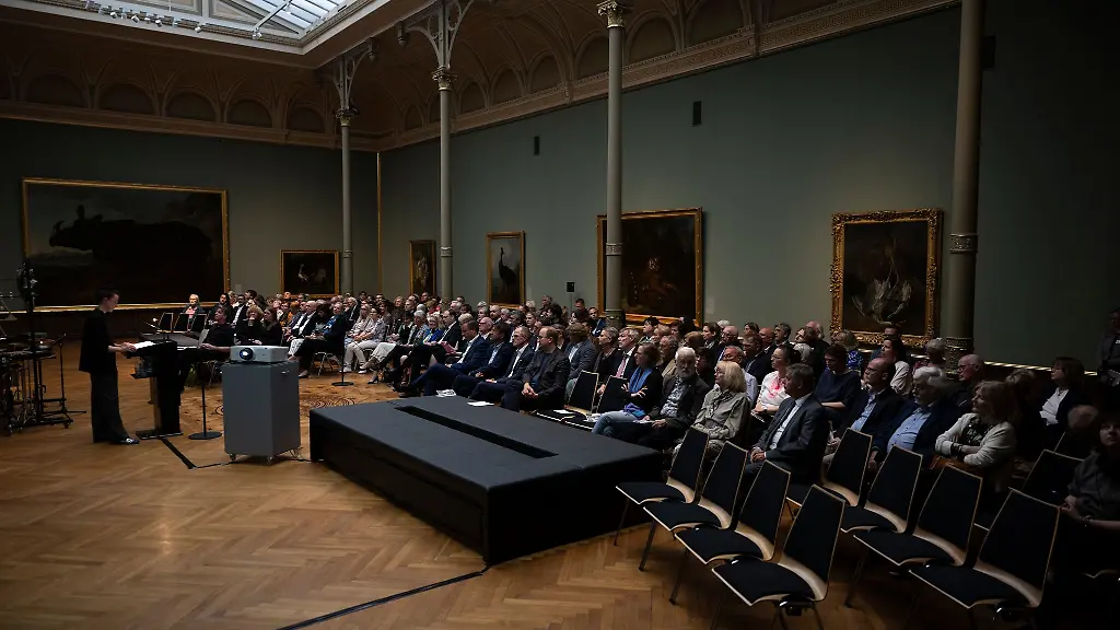 Etliche-Gaeste-erinnern-in-Schwerin-an-den-bedeutenden-Kuenstler-und-gebuertigen-Mecklenburger