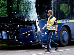 Viele Schüler verletzt: Kind stirbt bei Unfall zweier Busse 
