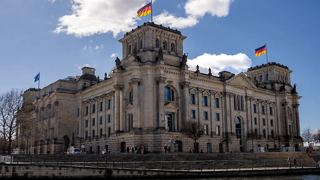 Spree-und-Reichtagsgebaeude-Berlin-17-03-2025