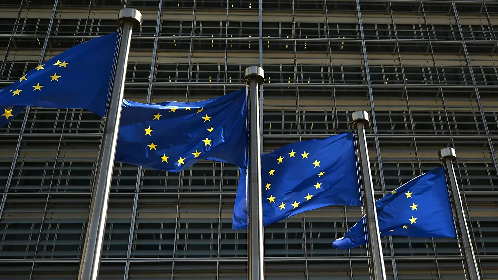 Fahnen-mit-dem-Logo-der-Europaeischen-Union-wehen-vor-dem-Gebaeude-der-Europaeischen-Kommission-im-Wind
