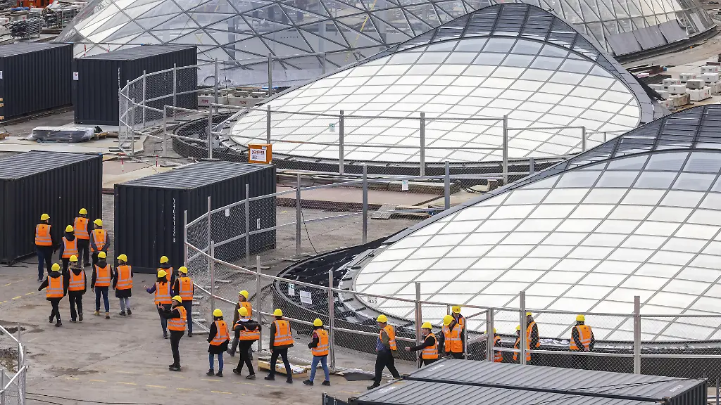 Hauptbahnhof-Stuttgart-Baustelle-Stuttgart-21-Hier-entsteht-der-neue-Durchgangsbahnhof-Lichtaugen-auf-dem-Dach-des-neuen-Bahnhofs-Bonatzbau-Baustellenfuehrung-mit-einer-Besuchergruppe