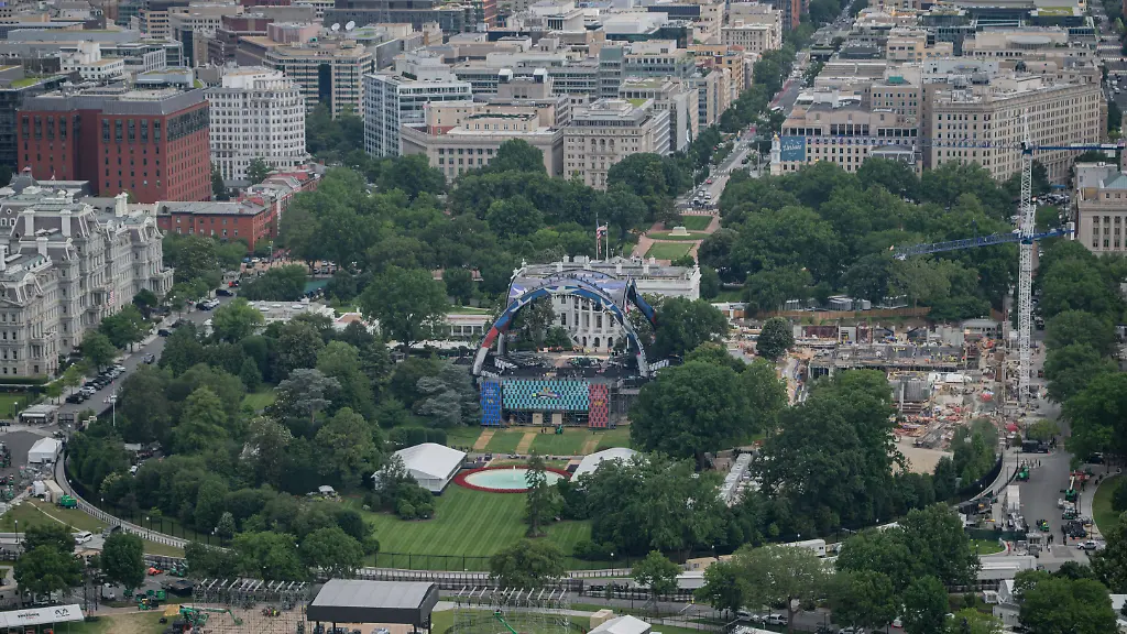 June-8-2026-Washington-Distirct-Of-Columbia-United-States-Construction-continues-on-the-White-House-South-Lawn-as-final-preparations-are-made-for-the-upcoming-UFC-Freedom-250-event-now-just-days-away