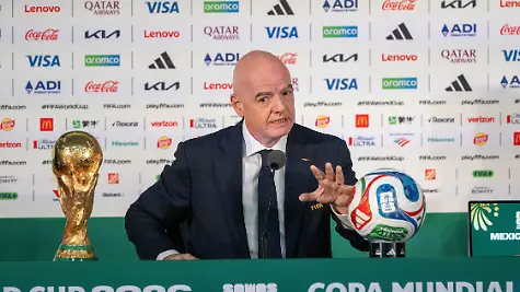 Fussball-Herren-Saison-2025-26-FIFA-Word-Cup-2026-in-Mexiko-Kanada-und-USA-Mexiko-City-ein-Tag-Ortszeit-vor-dem-Eroeffnungsspiel-im-Bild-Pressekonferenz-mit-FIFA-Praesident-Gianni-Infantino-im-Medienzentrum-im-Aztekenstadion-mit-WM-Pokal-und-WM-Ball-10-06