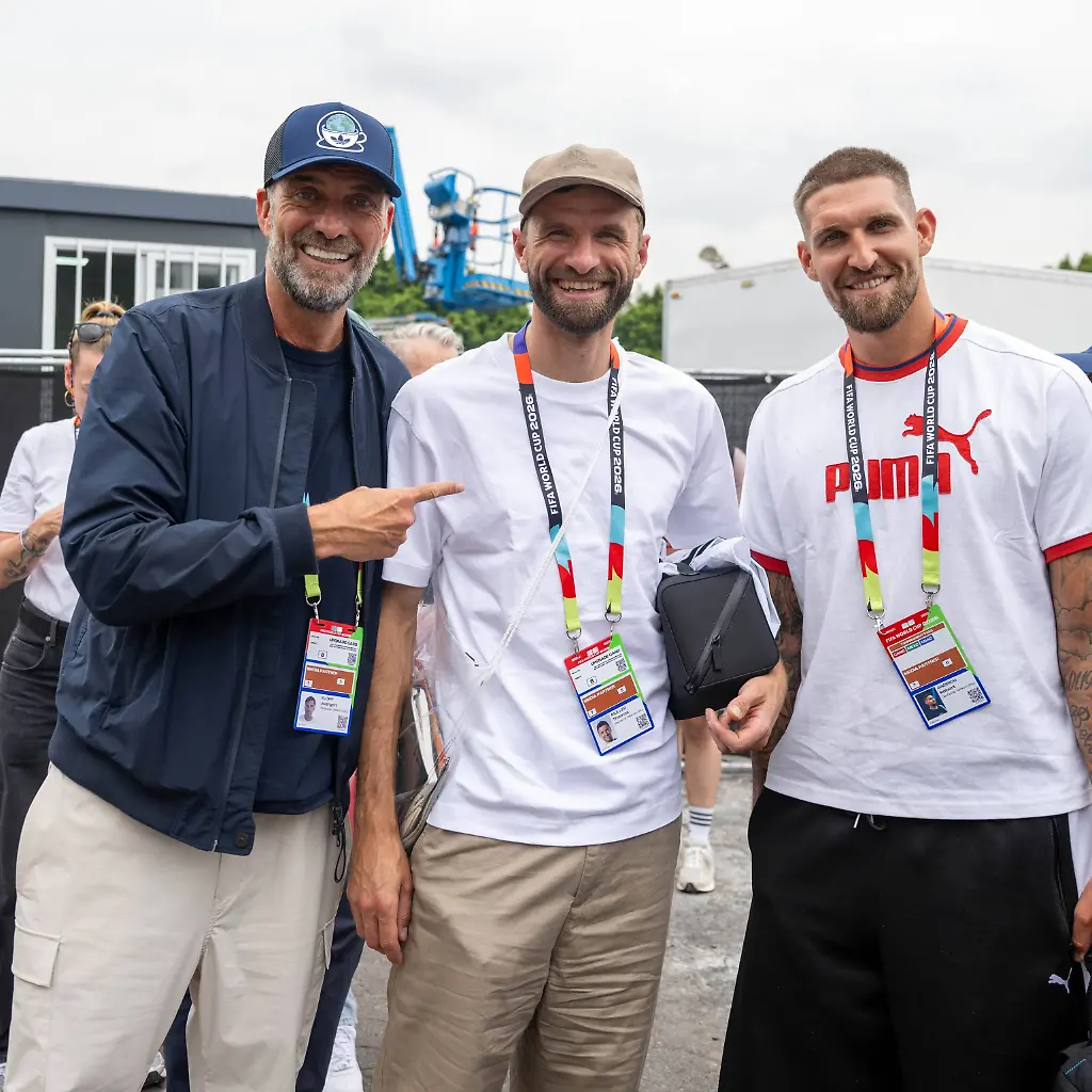 Fussball-Herren-Saison-2025-26-FIFA-Word-Cup-2026-in-Mexiko-Kanada-und-USA-Mexiko-City-ein-Tag-Ortszeit-vor-dem-Eroeffnungsspiel-im-Bild-v-l-die-TV-Experten-Juergen-Klopp-Thomas-Mueller-und-Robert-Andrich-alle-Magenta-TV-im-Aztekenstadion-Estadio-Banorte-vor-der-Platzbegehung-10-06
