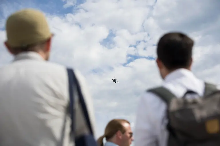 Besucher-verfolgen-die-Show-eines-Kampfhubschraubers-auf-der-Luftfahrtmesse-ILA-Internationale-Luft-und-Raumfahrtausstellung-am-10-06-2026-auf-dem-Messegelaende-Berlin-Schoenefeld