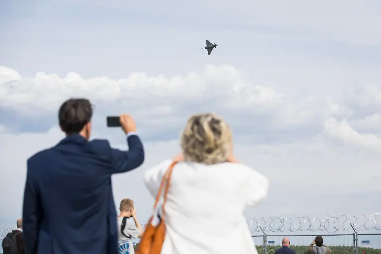 Besucher-fotografieren-die-Show-eines-Eurofighter-Kampfjets-auf-der-Luftfahrtmesse-ILA-Internationale-Luft-und-Raumfahrtausstellung-am-10-06-2026-auf-dem-Messegelaende-Berlin-Schoenefeld