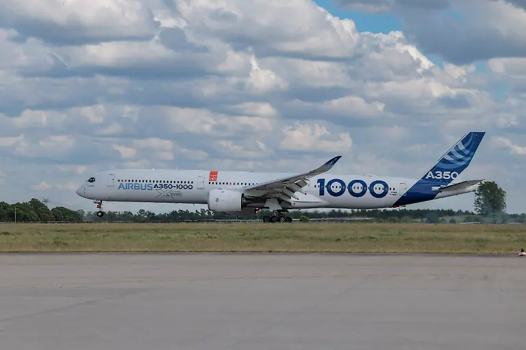 Airbus-A350-1000-F-WMIL-auf-der-ILA-Berlin-im-Berlin-ExpoCenter-Airport-Berlin-Schoenefeld-09-06